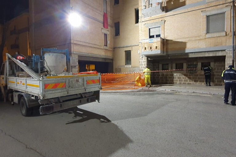 Caduta di calcinacci dai cornicioni di alcune palazzine di via Indipendenza
