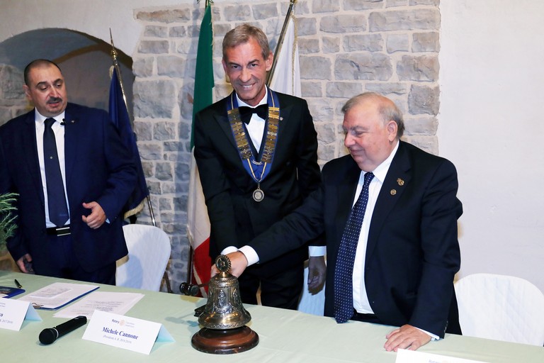 Passaggio del Martelletto al Rotary di Andria tra i dottori Fasanella e Cannone. <span>Foto Foto Discornia</span>