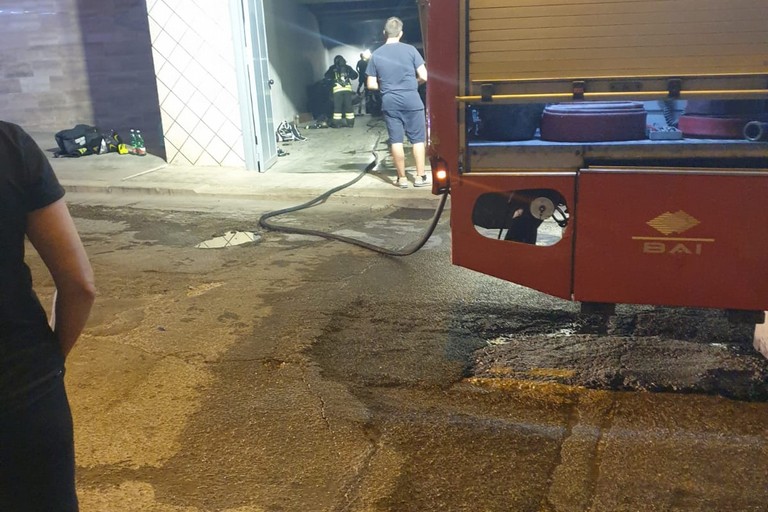 Fiamme all'interno di un locale in via Giulio Natta
