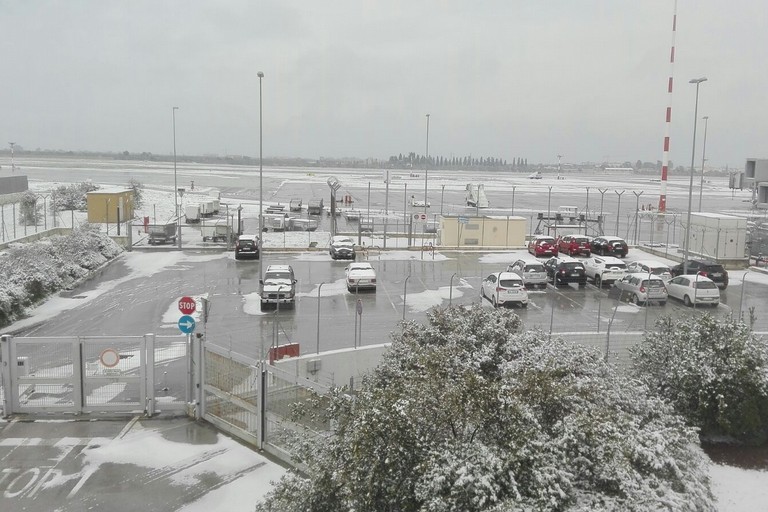 neve sull'aeroporto di Bari