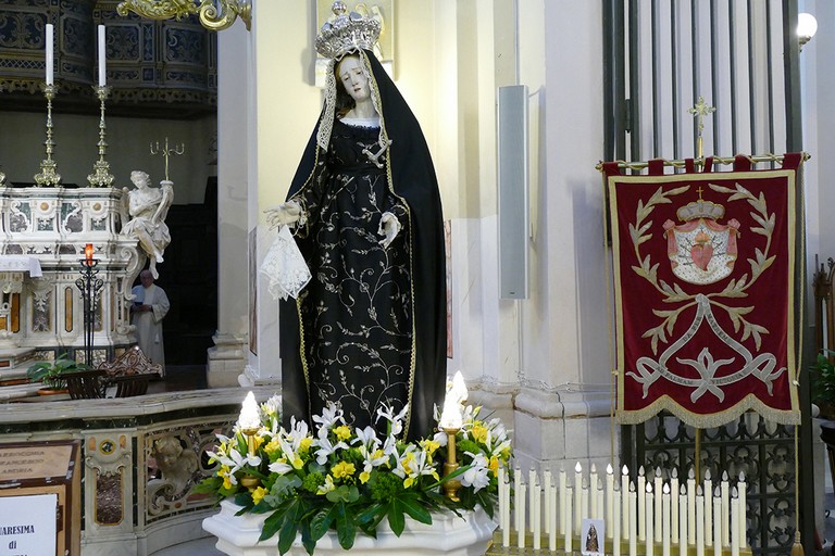 L’Arciconfraternita Servi di Maria SS. Addolorata fedele al suo carisma, in processione con la “Desolata”. <span>Foto Riccardo Di Pietro</span>