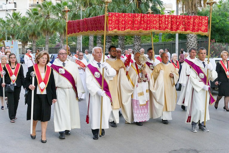 Il Corpus Domini in processione per le vie della città di Andria. <span>Foto Riccardo Di Pietro</span>