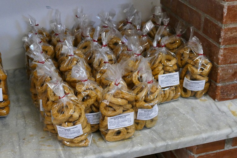 Cantanti e attori a Pasqua hanno ricevuto i taralli “A Mano Libera”. <span>Foto Riccardo Di Pietro</span>