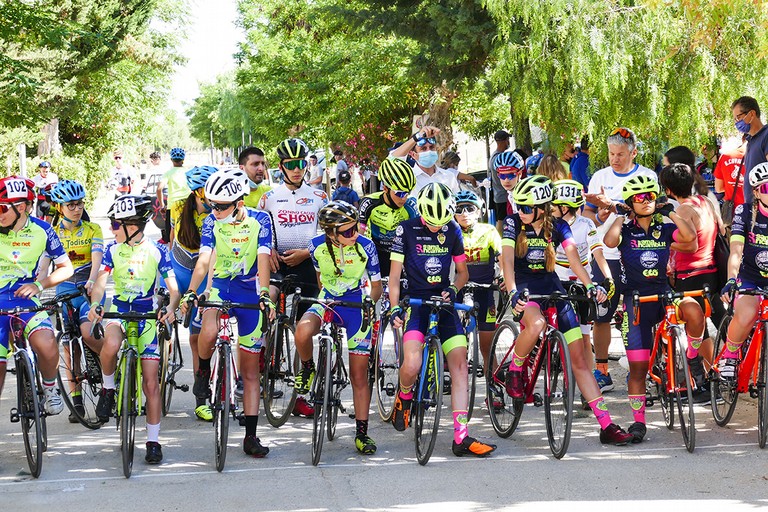 Il Borgo Montegrosso invaso da ciclisti. <span>Foto Riccardo Di Pietro</span>