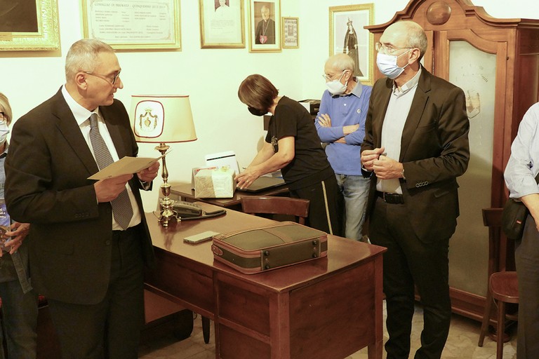 Mons. Gianni Massaro festeggiato dalla comunità di San Francesco. <span>Foto Riccardo Di Pietro</span>