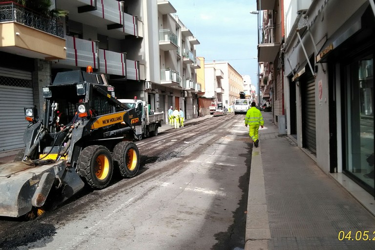 Lavori di bitumazione in via Torino