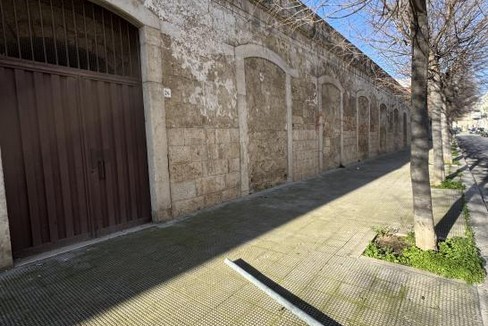 Palo della segnaletica divelto lanciato da Largo Seminario