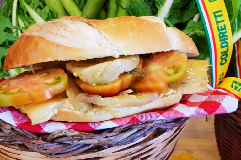 pane farcito con prodotti pugliesi