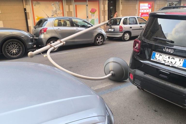 cade palo della pubblica illuminazione