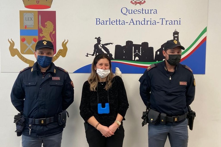 Pappagallo ritrovato sul balcone della Questura di Andria