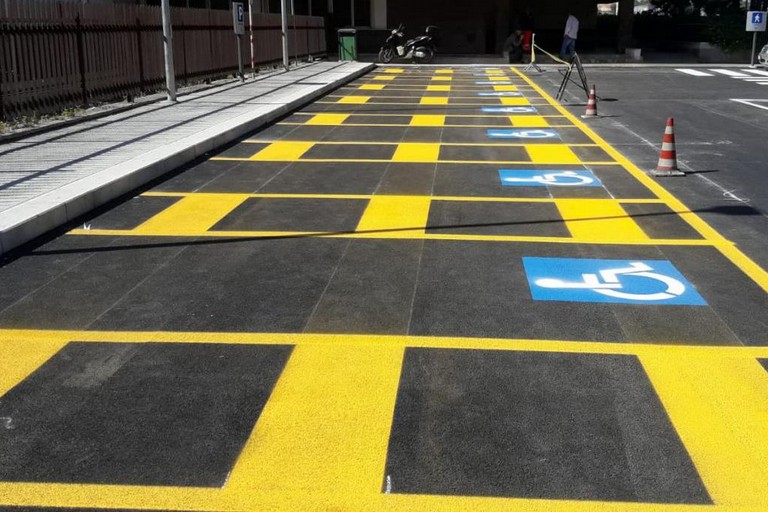 parcheggio stalli per disabili