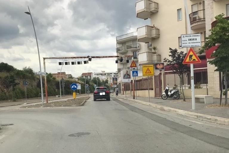 Rischio caduta pannelli in ferro arrugginiti su via Bisceglie