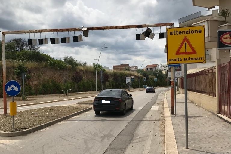 Rischio caduta pannelli in ferro arrugginiti su via Bisceglie