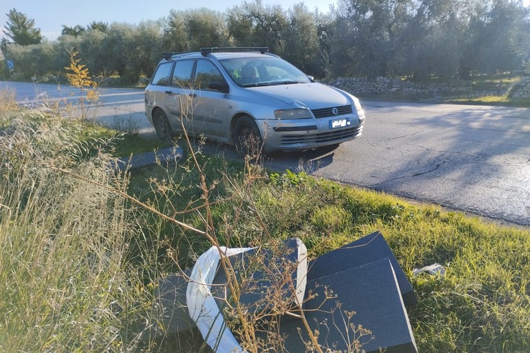 Tir perde parte del suo carico che colpisce un'autovettura in transito