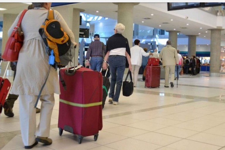 Viaggiatori in aeroporto
