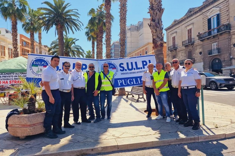 sit in di protesta della Polizia Locale davanti alla Prefettura di Bari