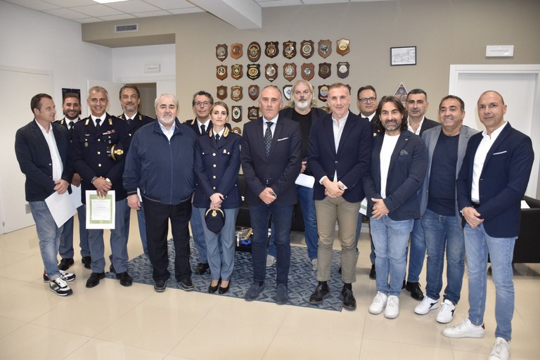 Consegna encomi, lodi e compiacimenti ai poliziotti della Questura Bat
