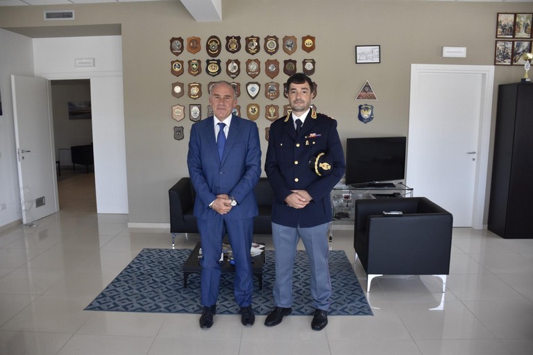 A dx il Questore Roberto Pellicone, a sx il dottor Domenico Di Vittorio, Vice Questore Aggiunto della Polizia di Stato