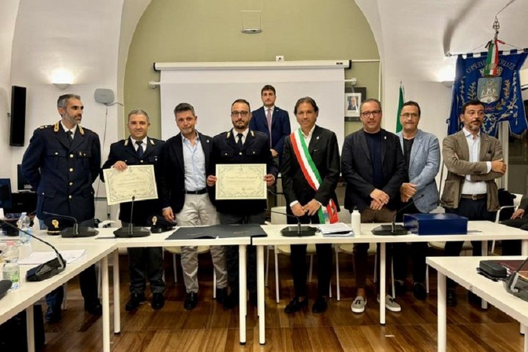 poliziotti delle Volanti della Questura di Andria