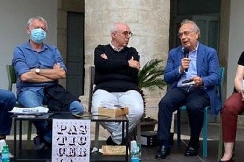 al centro Pinuccio Pomo