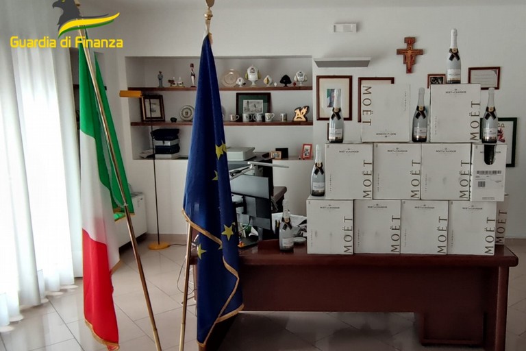 Sequestrato dalla Finanza della Bat champagne contraffatto