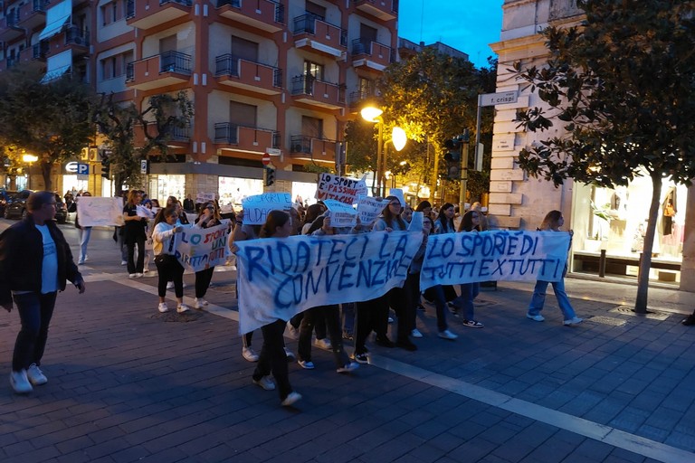 protestano per le vie cittadine alcune associazioni sportive