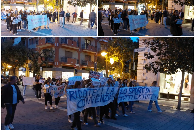 protestano per le vie cittadine alcune associazioni sportive