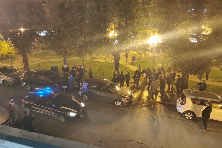 Ristoratori ed esercenti bar protestano sotto il Comune