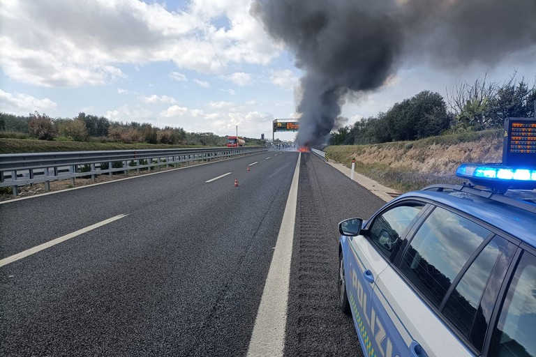 Autobus in fiamme: evitata una tragedia grazie a due agenti della Polstrada