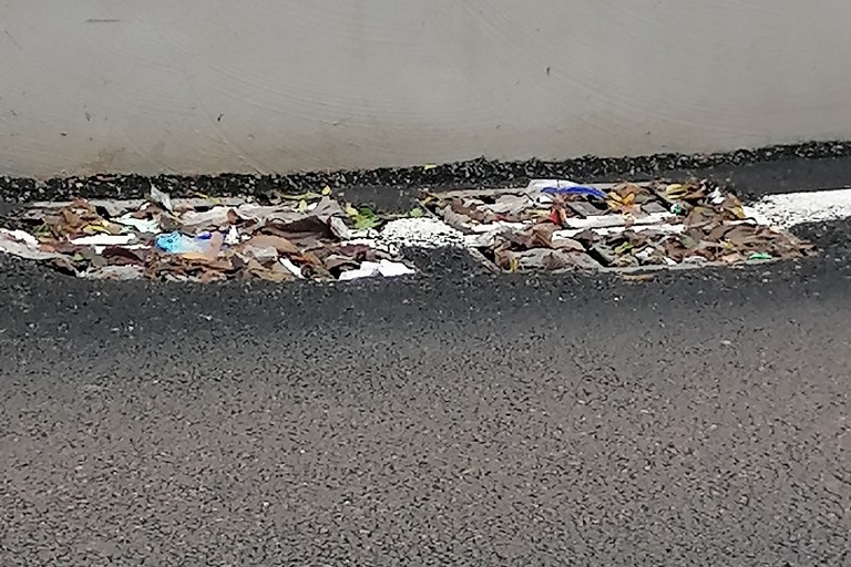 tombini intasati dalle cartacce per mancata pulizia