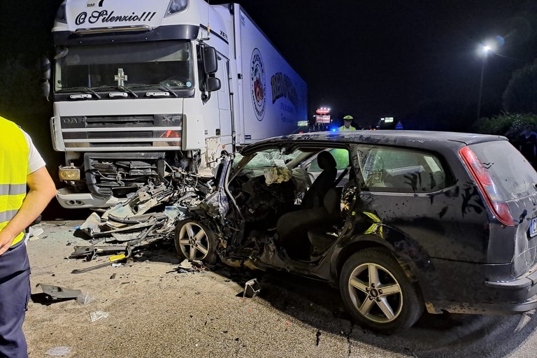 tragico impatto tra un tir ed un'autovettura