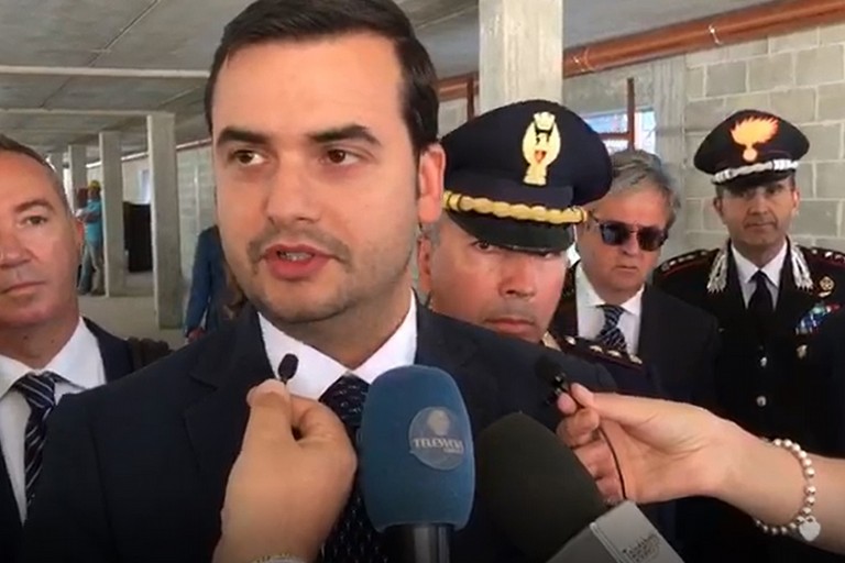 L'on Sibilia in conferenza stampa davanti alla questura