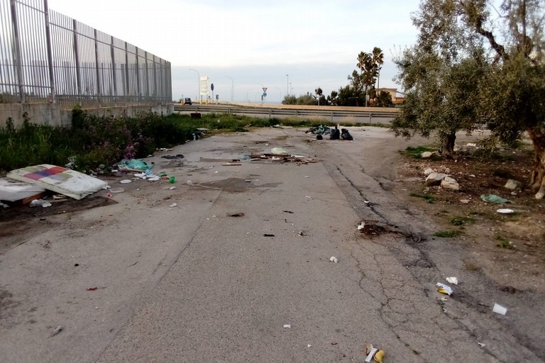 rifiuti per le strade di Andria
