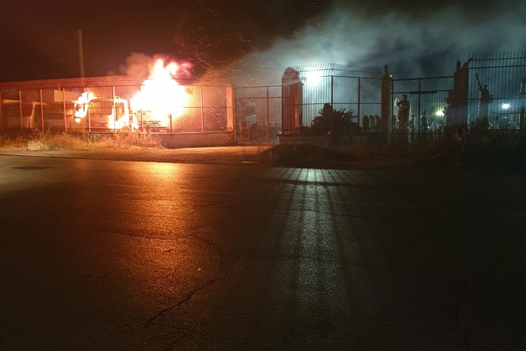 incendio in un autoparco su via Canosa