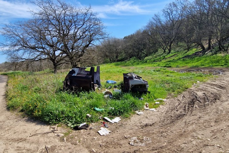 carcasse di auto abbandonate nelle campagne di Andria