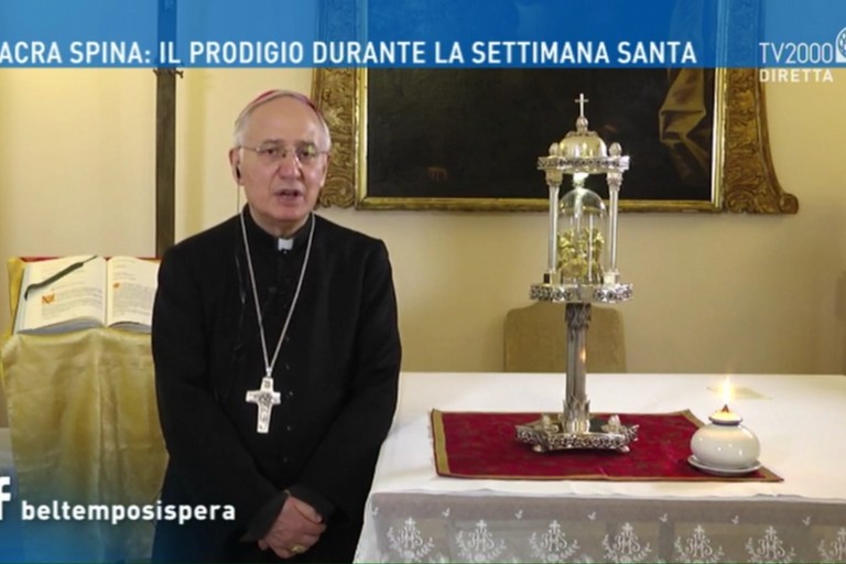Mons. Luigi Mansi con la Sacra Spina in collegamento su TV2000