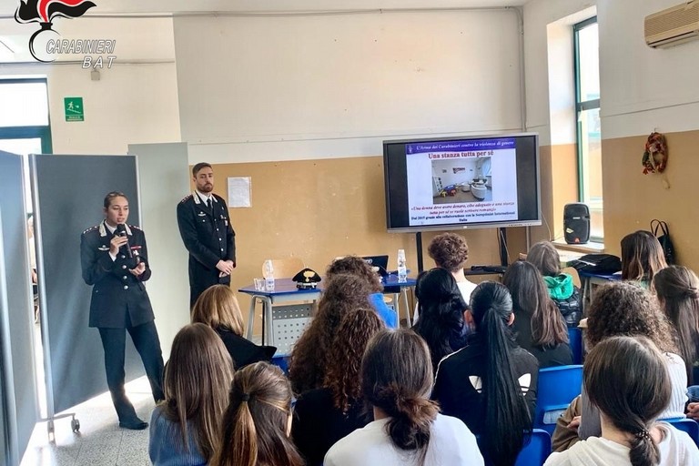 LA LEZIONE DEI CARABINIERI A SCUOLA