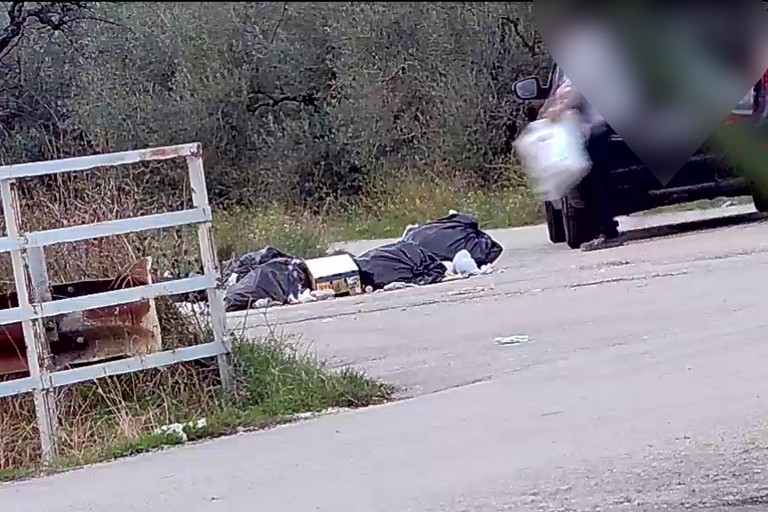 Abbandono di rifiuti in contrada Macchia di Rose