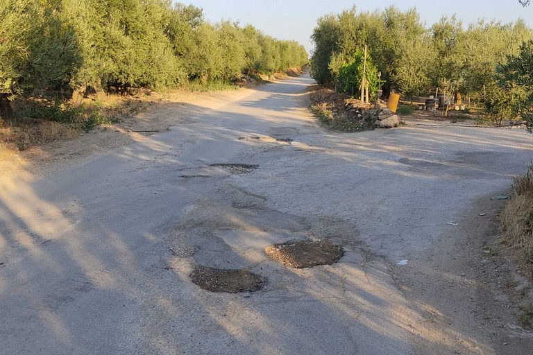 Strada dissestata nelle campagne andriesi
