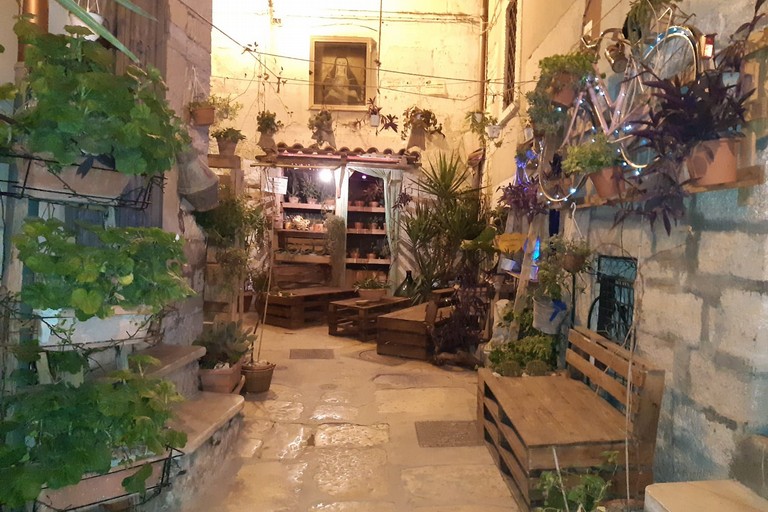 Gli arredi nel I Vicolo San Bartolomeo prima di essere rimossi