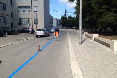strisce blu