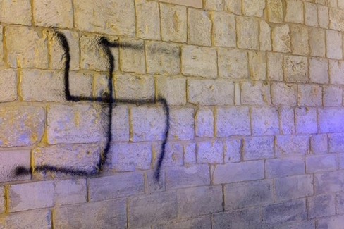 Svastica disegnata sulla facciata del campanile