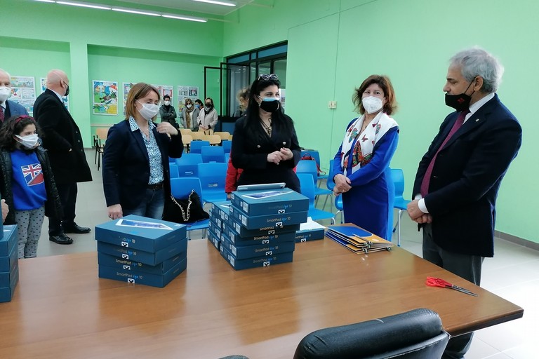 Il Rotary Club Andria Castelli Svevi dona tablet all'I.C.