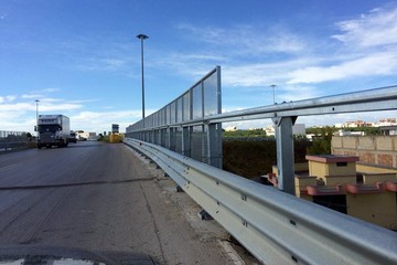 Strada tangenziale guard rail