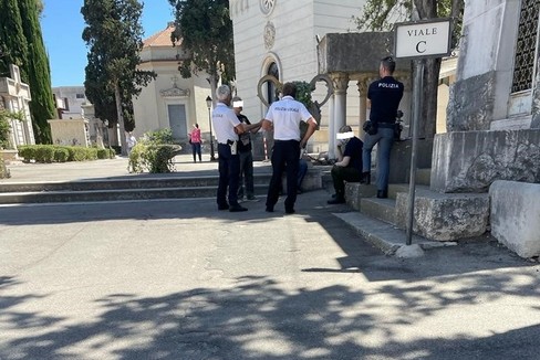 Tenta di lanciarsi nel vuoto da una cappella funeraria