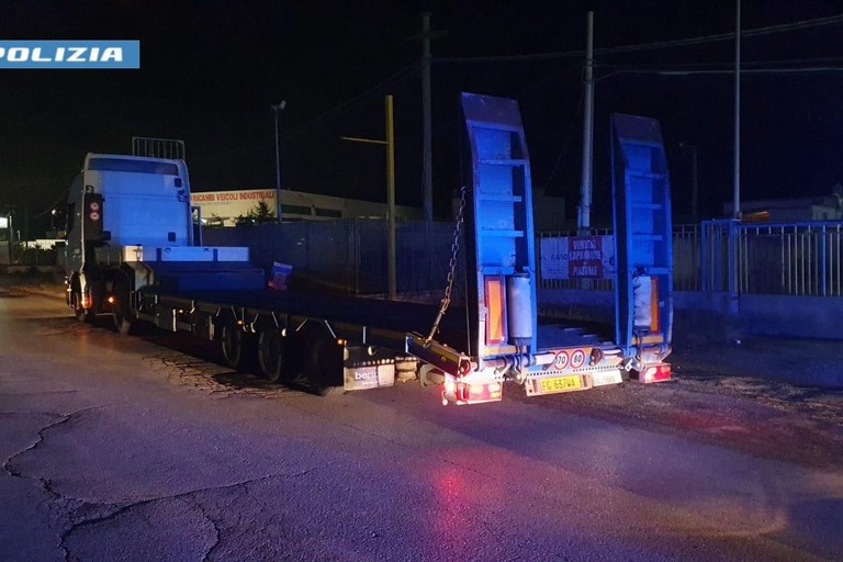 Sequestrato dalla Polizia di Stato trattore stradale con semirimorchio 