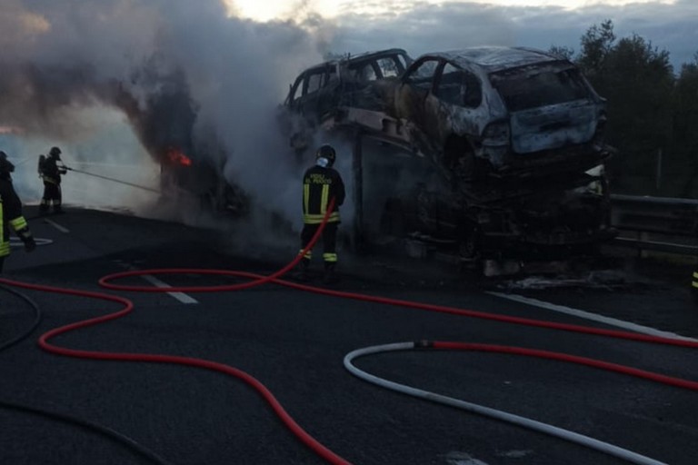 A fuoco bisarca sull'A14