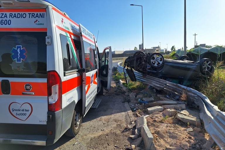 drammatico incidente all'alba sull'Andria Trani
