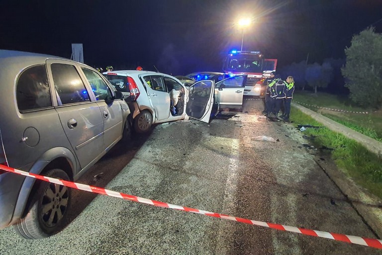 Due morti per un fatale incidente stradale frontale