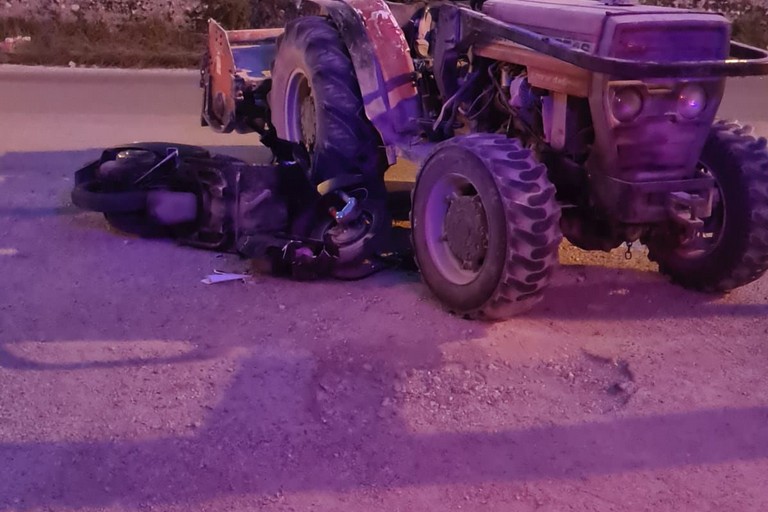 Scontro tra moto e trattore